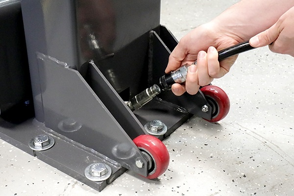 Secure MaxJax quick-connect hydraulic couplers to each column for easy setup and efficient operation.