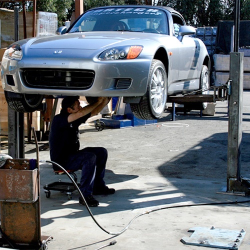 MaxJax was invented in 2008 by a car enthusiast engineer in Southern California to revolutionize home garages.